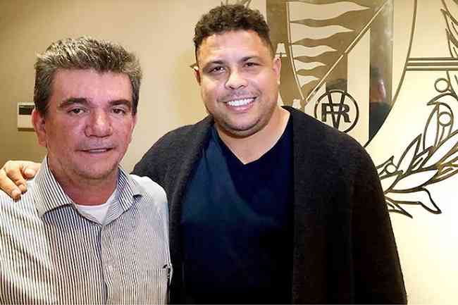 Ex-presidente do Corinthians, Andrs Sanchez posa ao lado de Ronaldo Fenmeno