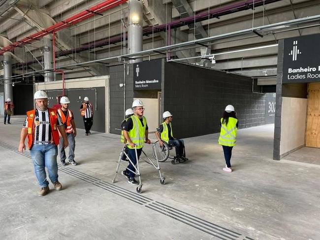 Fotos da visita feita por pessoas com deficincia na Arena MRV, nesta quinta-feira (9/2)
