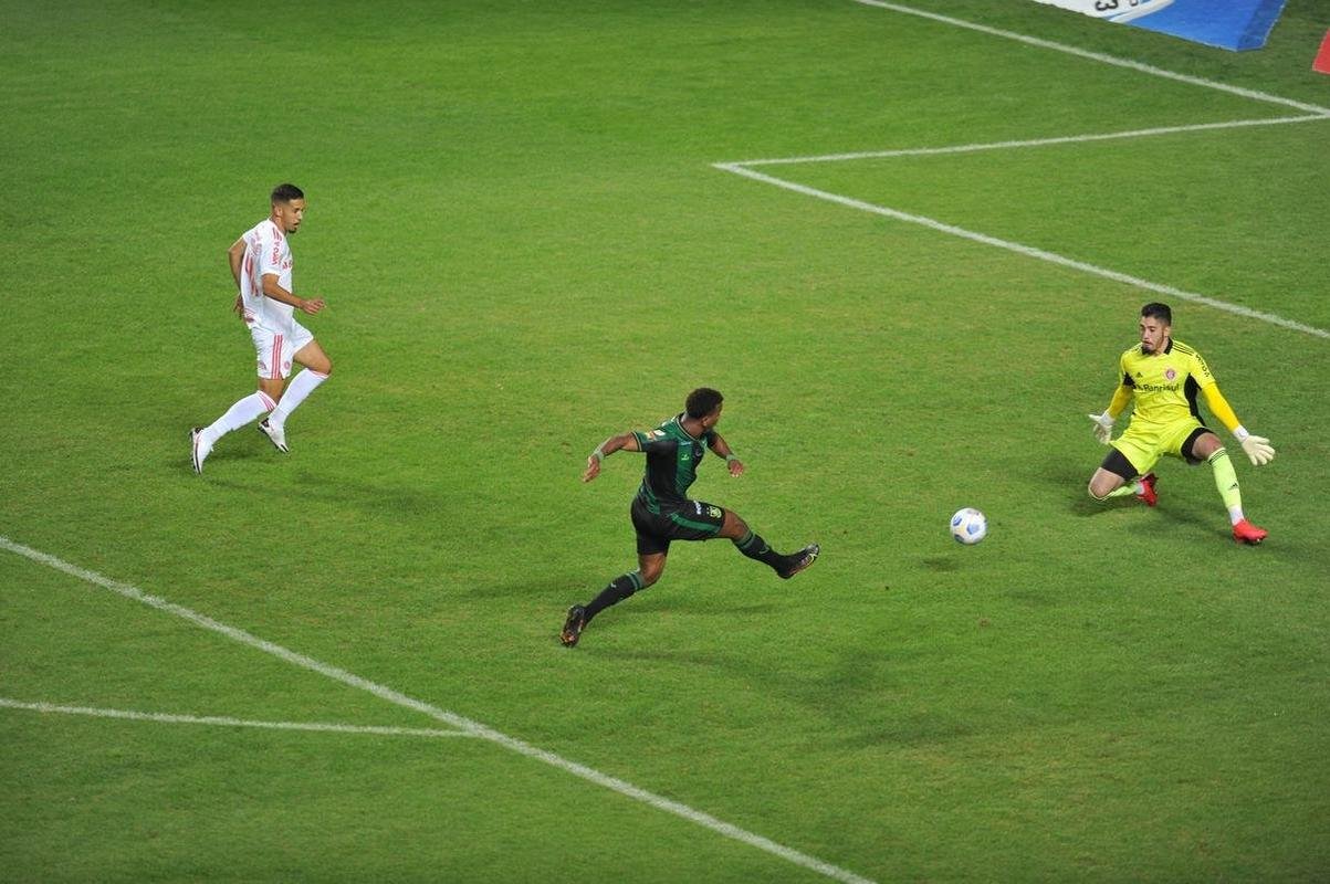 Ribamar chegou a marcar o segundo gol do Amrica no jogo, mas ele foi invalidado devido a um toque na mo de Alan Ruschel antes do cruzamento para o atacante.