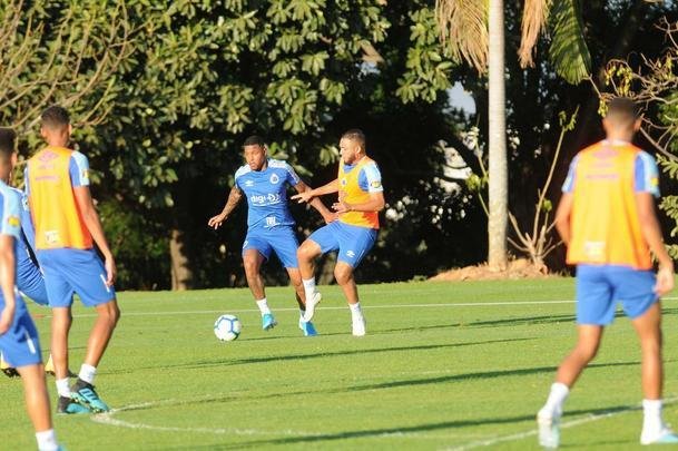Tcnico da equipe sub-20, Ricardo Resende comandou nesta quinta-feira o primeiro treino como interino no Cruzeiro. Ele orientar a equipe na partida de domingo, s 16h, contra o Ava, na Ressacada, pela 14 rodada do Campeonato Brasileiro. Enquanto isso, a diretoria celeste busca um substituto para Mano Menezes, desligado do clube aps derrota para o Internacional, por 1 a 0, nessa quarta, pelo jogo de ida da semifinal da Copa do Brasil.