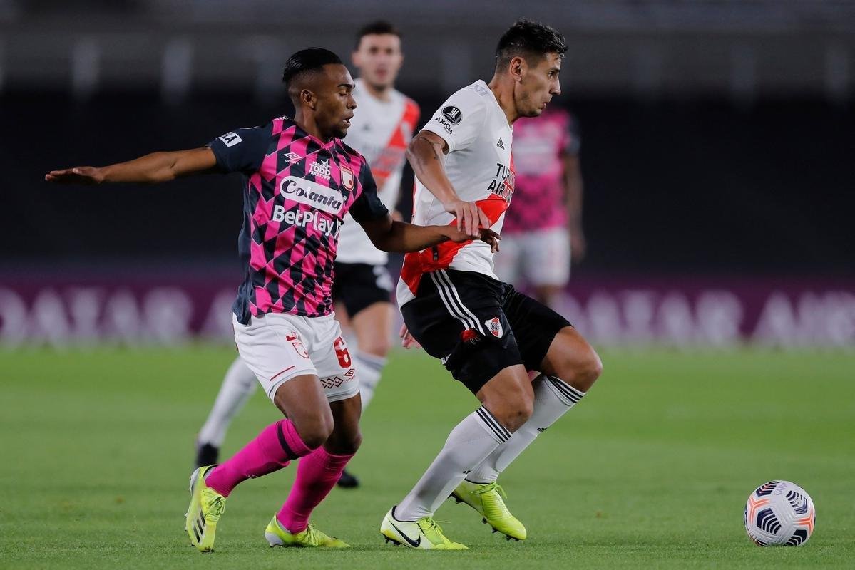 Com 25 casos simultneos de COVID-19, River Plate enfrentou Independiente Santa Fe-COL com apenas 11 jogadores disponveis e com o volante Enzo Prez improvisado como goleiro.