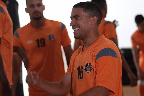 Indicado pelo técnico Itamar Schülle, o lateral direito Toty, ex-Cuiabá, integrará o elenco do Santa Cruz em 2020. Esperado apenas em janeiro, após o cumprimento de suas férias, o jogador já realizou atividades junto ao elenco em uma academia. Neste ano, jogando pelo Dourado, Toty fez 46 partidas - 38 como titular - e marcou dois gols.