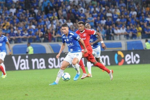 Fotos do primeiro tempo do duelo entre Cruzeiro e Internacional, no Mineiro, pela semifinal da Copa do Brasil