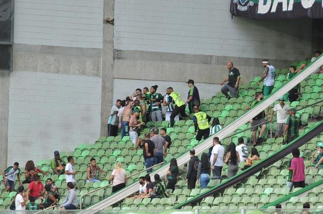 Gols de Arana e Savarino deram a vitria ao Atltico no clssico contra o Amrica pela sexta rodada do Mineiro