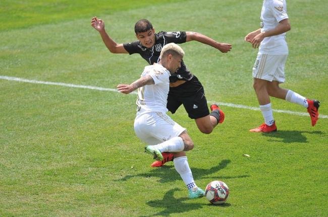 Cruzeiro e Ponte Preta se enfrentaram numa manh de forte calor em Sete Lagoas