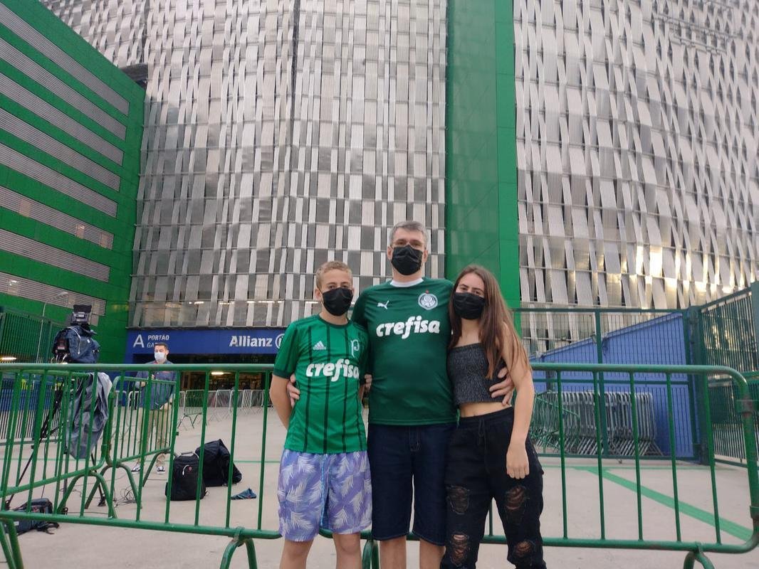 Mesmo com o Allianz Parque fechado para o pblico, o entorno do estdio do Palmeiras reuniu muitos torcedores que vo acompanhar a semifinal contra o Atltico em bares e restaurantes (Tlio Kaizer/EM/D. A Press)