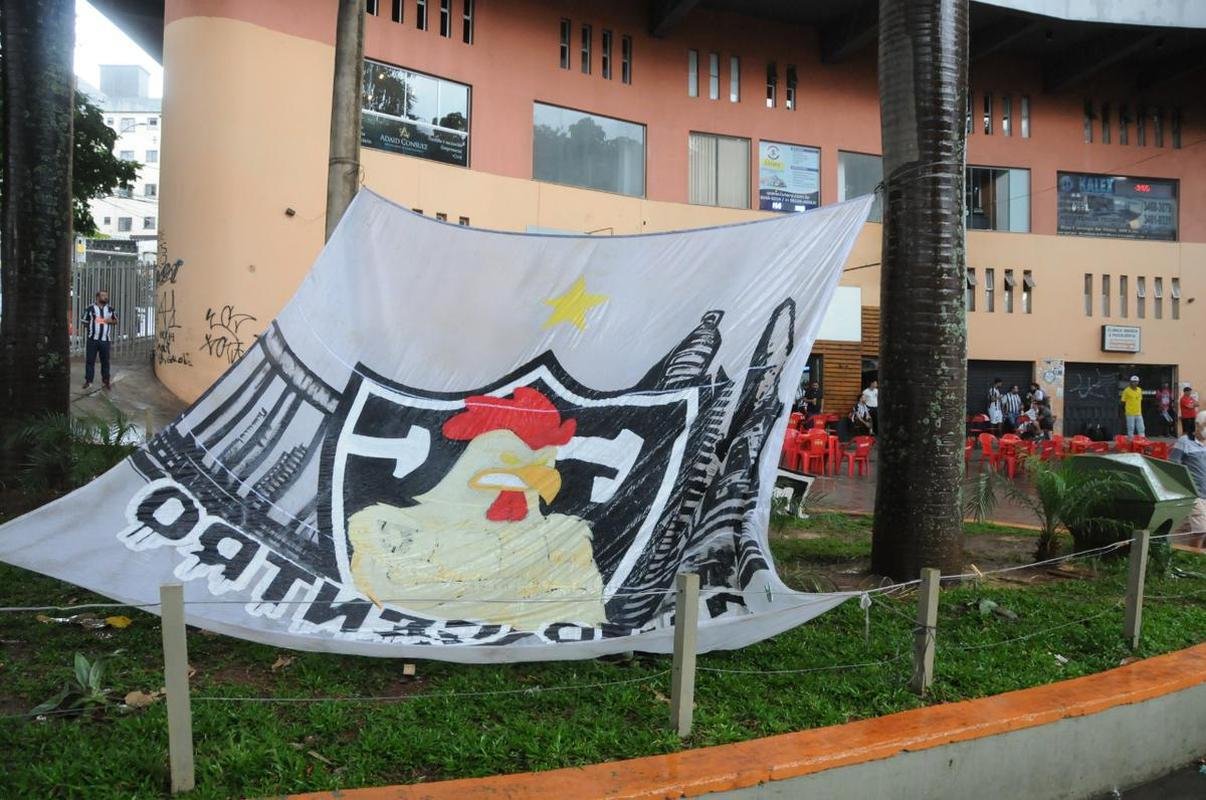 Nesta quinta-feira (2), torcedores do Atltico lotaram os bares de BH para acompanhar Bahia x Galo, jogo adiado da 32 rodada do Campeonato Brasileiro. Na imagem, Arena do Espeto.