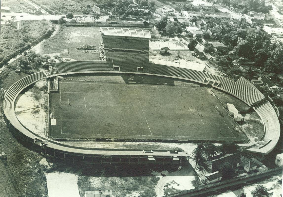 De 1965 a 1970, o estádio passou a receber as primeiras arquibancadas. Desde a estrutura de madeira até a alvenaria, com apoio da doação sobretudo de torcedores do clube. Na foto, a evolução do setor voltado ao canal, onde hoje há a avenida, em 1969.