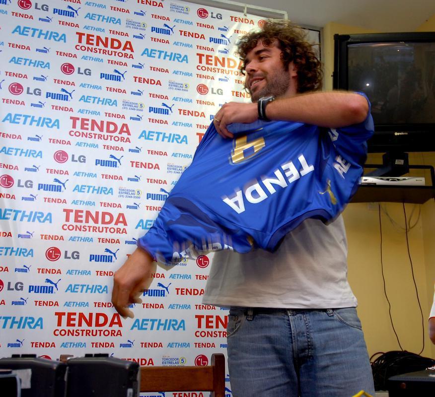 Thiago Gosling voltou ao Cruzeiro em 2008, depois de jogar por Flamengo, Fluminense e Genoa, da Itlia. Por causa de leses, decidiu se aposentar aos 29 anos. Em 2003, ele foi bastante utilizado pelo tcnico Vanderlei Luxemburgo, principalmente quando o time jogava no 3-5-2. O zagueiro revelado no Amrica disputou 43 partidas naquela temporada e marcou seis gols.
