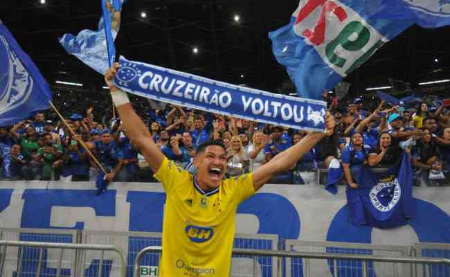 Luvannor durante festa com a torcida aps a vitria do Cruzeiro sobre o Operrio, por 1 a 0