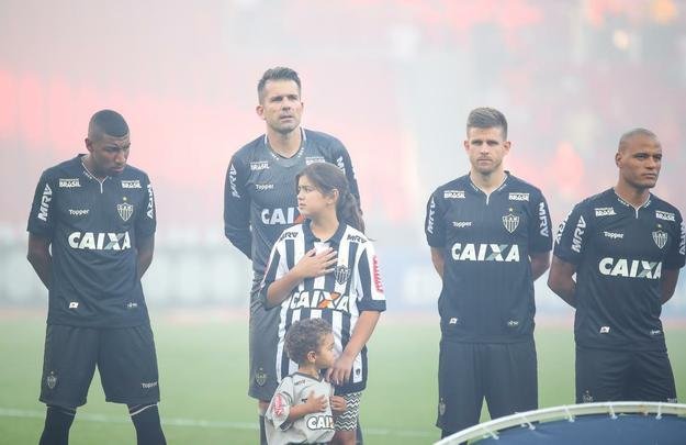 Galo derrotou Internacional no Beira-Rio com gols de Cazares e Terans; D'Alessandro descontou de pênalti