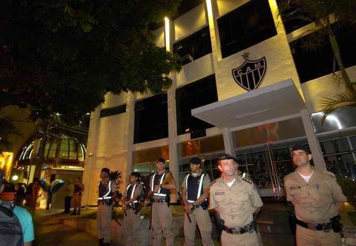 Sede do Atltico  protegida pela PM depois do clssico