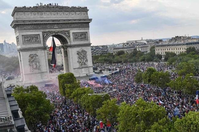 Torcedores franceses tomaram principais pontos tur�sticos e avenidas de Paris para celebrar o bi mundial