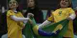 Torcedores de Brasil e Paraguai na Arena do Grmio, em Porto Alegre, durante duelo pelas quartas de final
