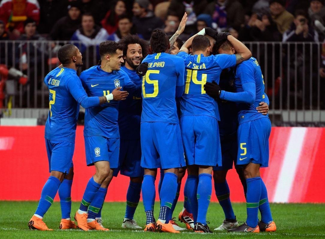 Jogadores brasileiros comemoram o gol de Miranda, que abriu o marcador aos sete minutos do segundo tempo