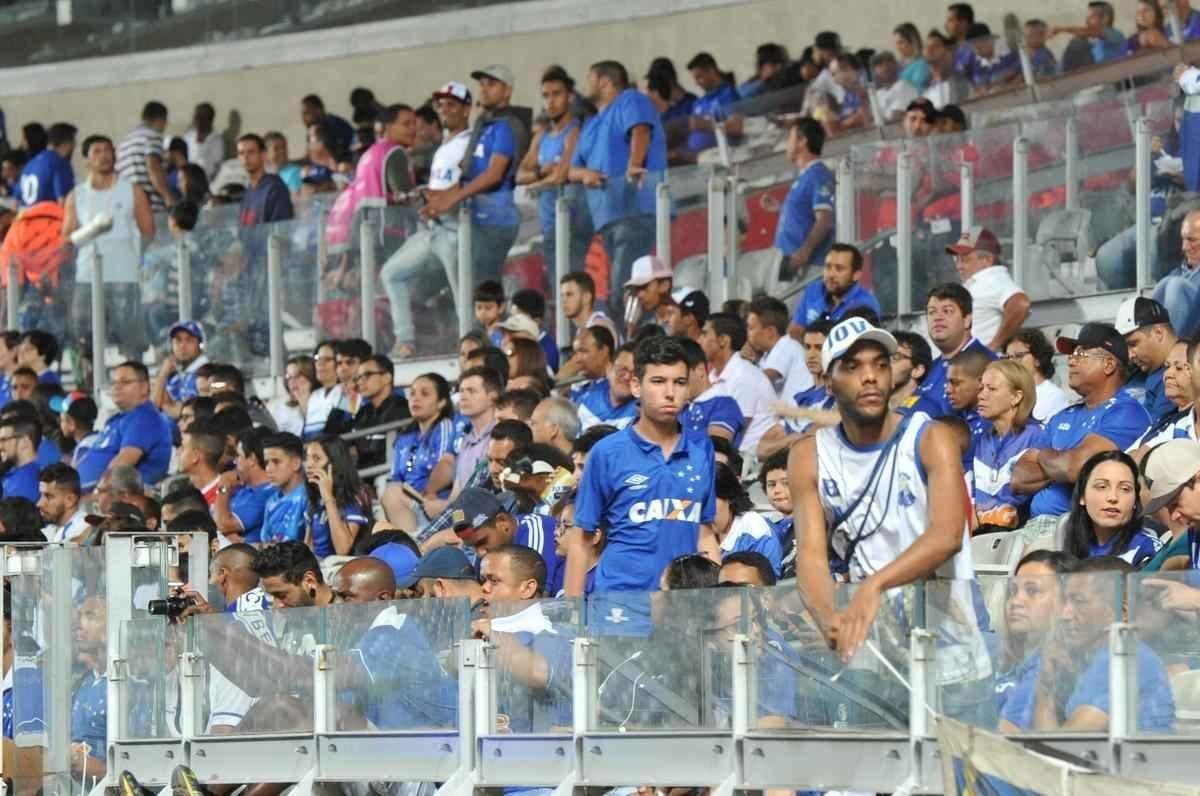 Imagens da torcida e da partida entre Cruzeiro e Santos, no Mineiro
