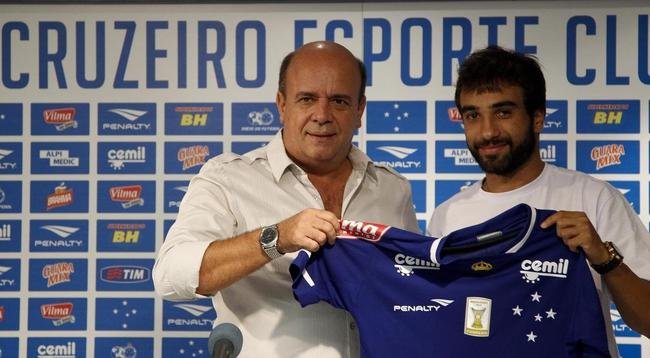 Gerente Valdir Barbosa e agente Gabriel o Pensador apresentaram meia Gabriel Xavier na Toca