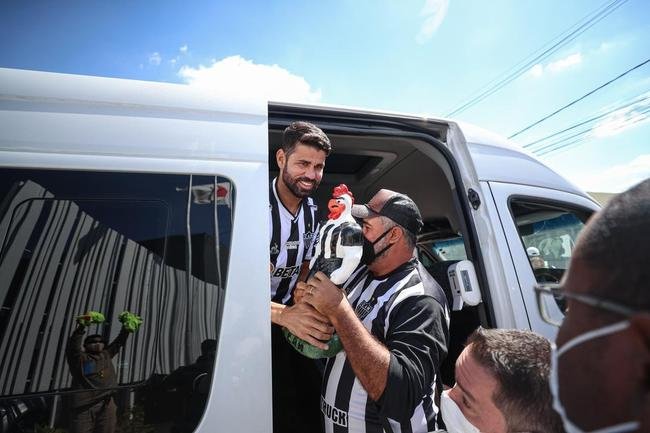 Na Arena MRV, Diego Costa  apresentado como novo reforo do Atltico