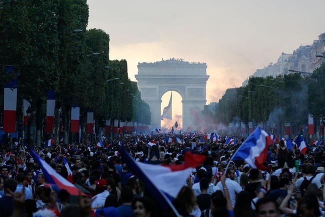 Torcedores franceses tomaram principais pontos tur�sticos e avenidas de Paris para celebrar o bi mundial