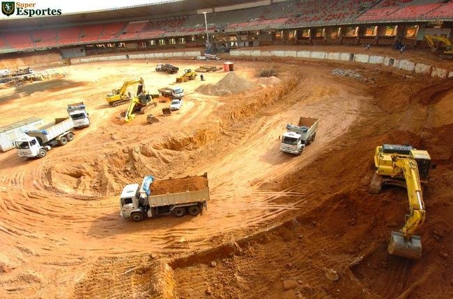 28/04/2011 - Intensificadas obras de demolio internas e rebaixamento do nvel do campo