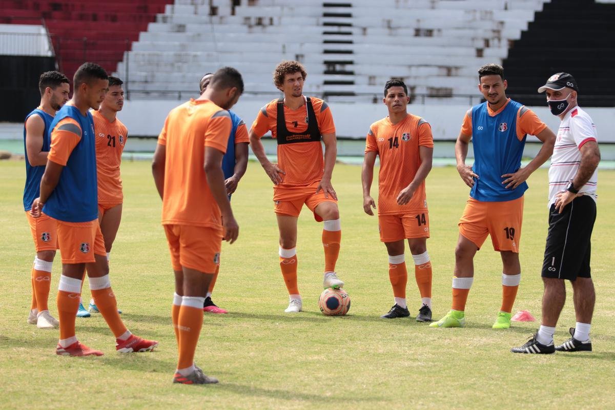 Jogadores do Santa Cruz treinaram no estádio do Arruda, já apresentando trabalhos com bola no gramado, sob a supervisão do técnico Itamar Schülle. Todos os atletas e os membros da comissão técnica seguem submetidos às medidas de afastamento social.