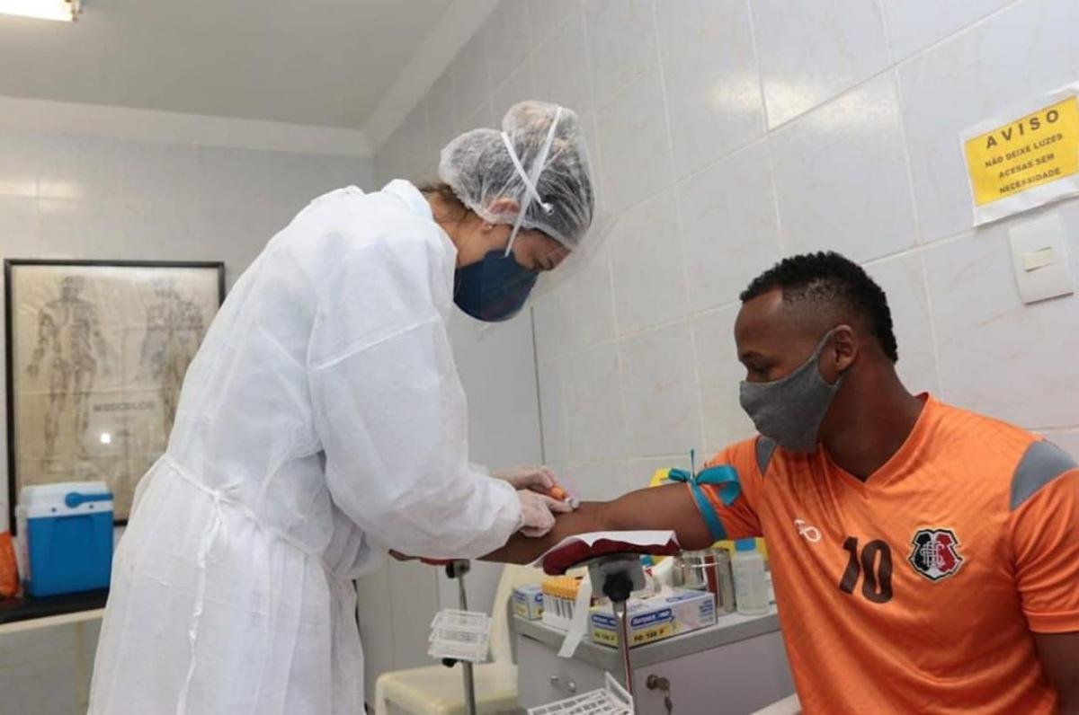 Volante Tinga est entre os jogadores que se submetem ao processo de testagem para o novo coronavrus. Procedimento faz parte do protocolo de volta aos treinos do Santa Cruz.
