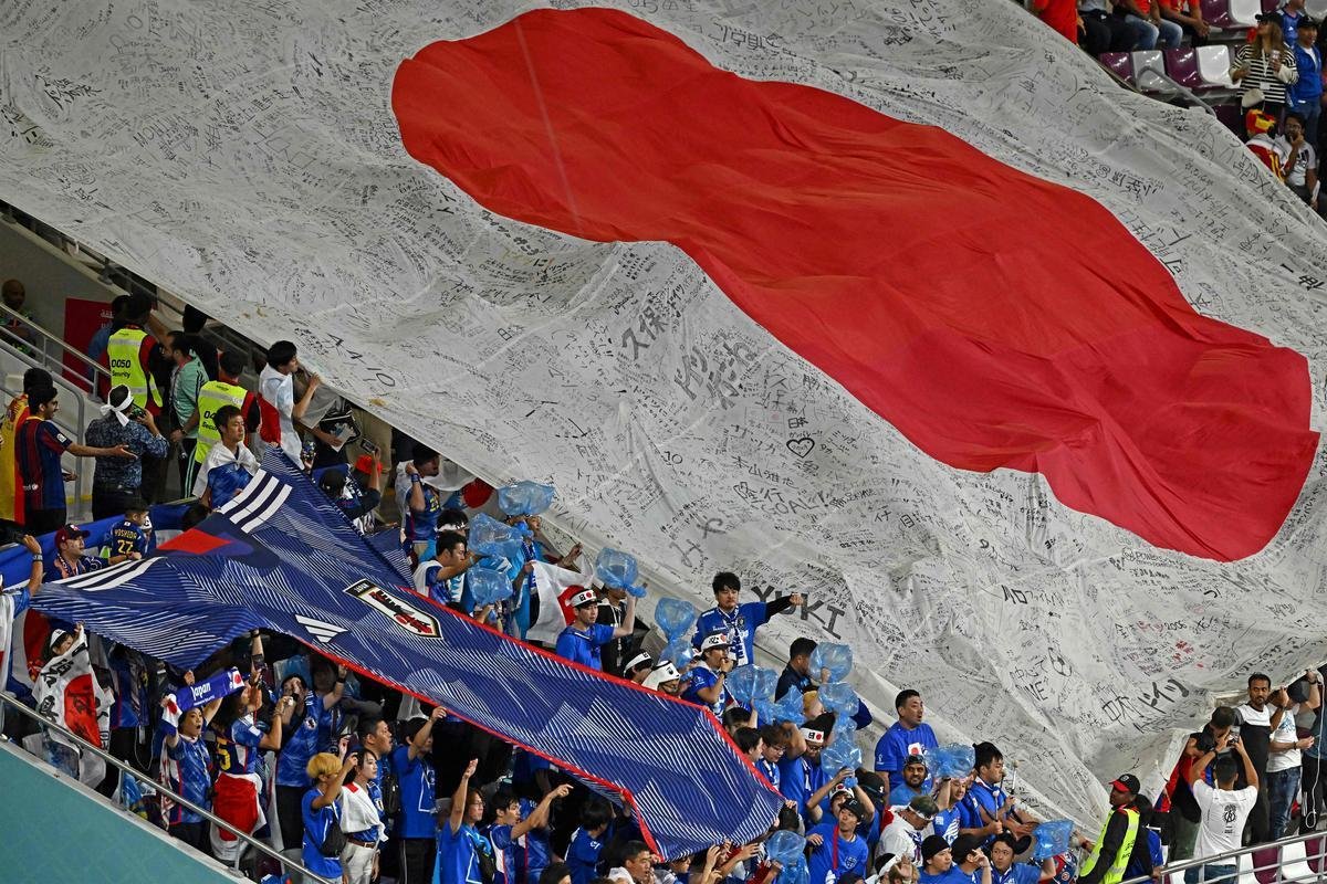 Japoneses e espanhis na partida pelo Grupo E da Copa do Mundo, no Estdio Internacional Khalifa, em Doga