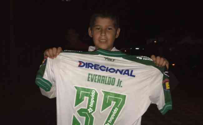 Pedro, de 12 anos, ficou com a camiseta usada por Everaldo, do Amrica, na vitria por 5 a 4 sobre o Guaran, nos pnaltis