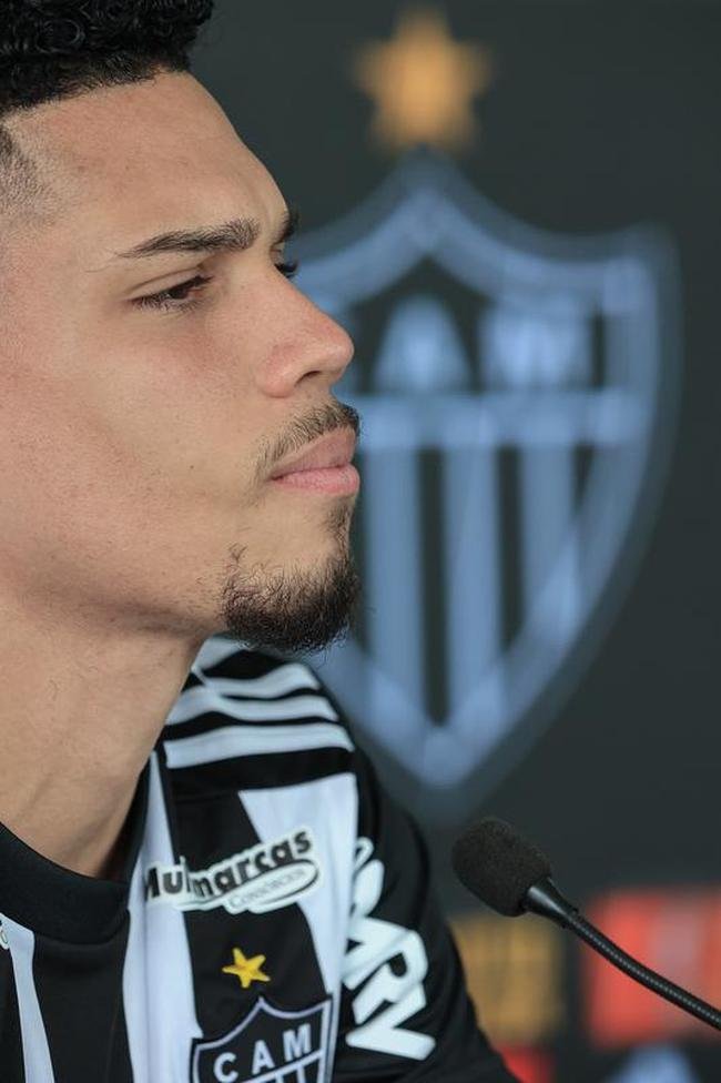 Paulinho foi oficialmente apresentado na Cidade do Galo nesta sexta-feira (16/12).