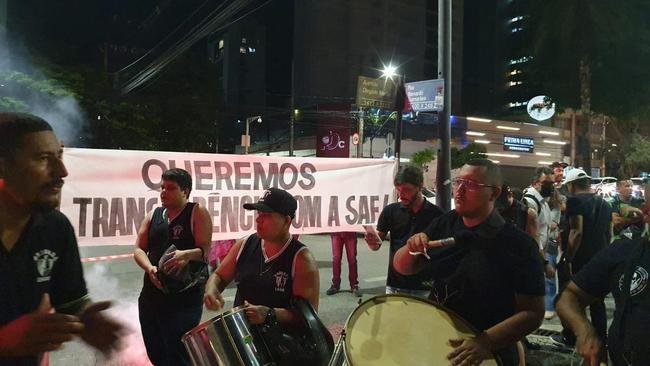 Torcedores do Atltico protestaram em frente  sede do clube nesta segunda-feira (21/11)