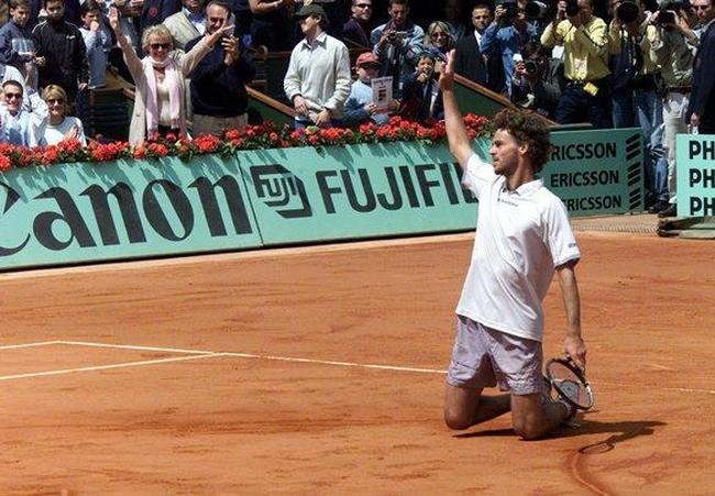 Em 2001, o brasileiro conquistou o tri em Roland Garros e agradeceu a torcida com um corao desenhado na quadra