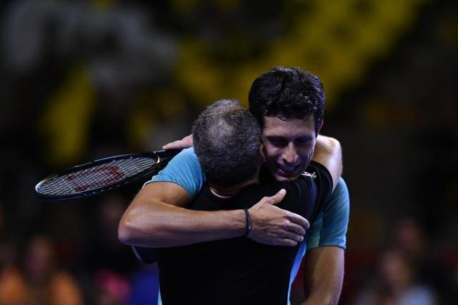 Cercado de amigos, familiares e com carinho do pblico, Bruno Soares se despediu oficialmente do tnis neste sbado (26), no Mineirinho, em BH. Multicampeo, tenista mineiro, de 40 anos, dividiu a quadra com Bob Bryan, Marcelo Melo e Rafael Matos