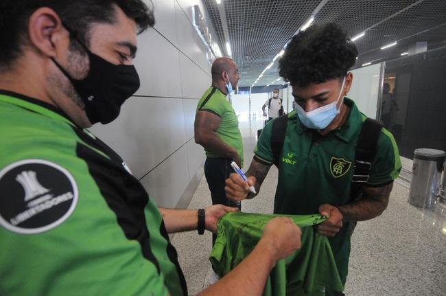 Amrica desembarca em Confins depois de classificao  fase de grupos da Copa Libertadores, conquistada com vitria nos pnaltis sobre Barcelona, em Guayaquil 