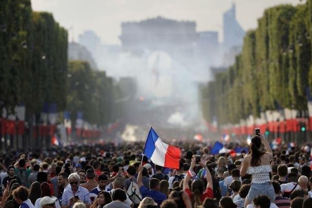 Torcedores franceses tomaram principais pontos turísticos e avenidas de Paris para celebrar o bi mundial