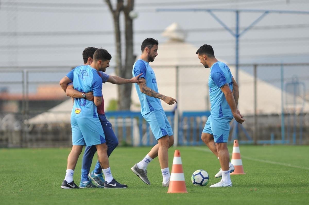 Meia uruguaio De Arrascaeta treinou e est nos planos de Mano para jogo contra o Palmeiras