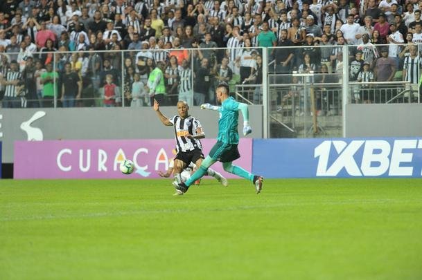 Galo derrotou Flamengo por 2 a 1 e assumiu provisoriamente a segunda posio no Brasileiro