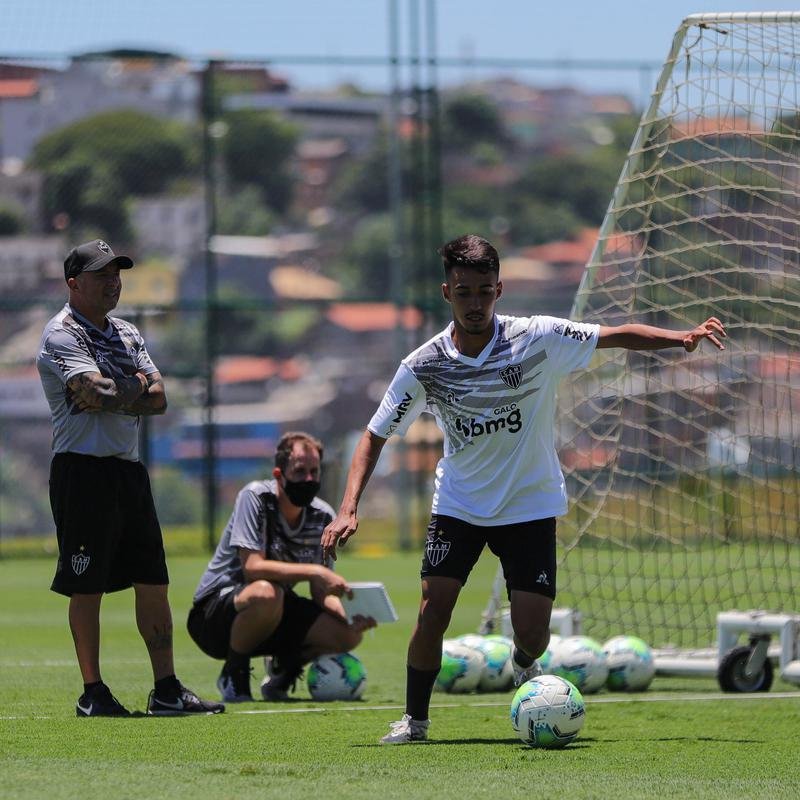Atlético divulga fotos do novo uniforme de treino
