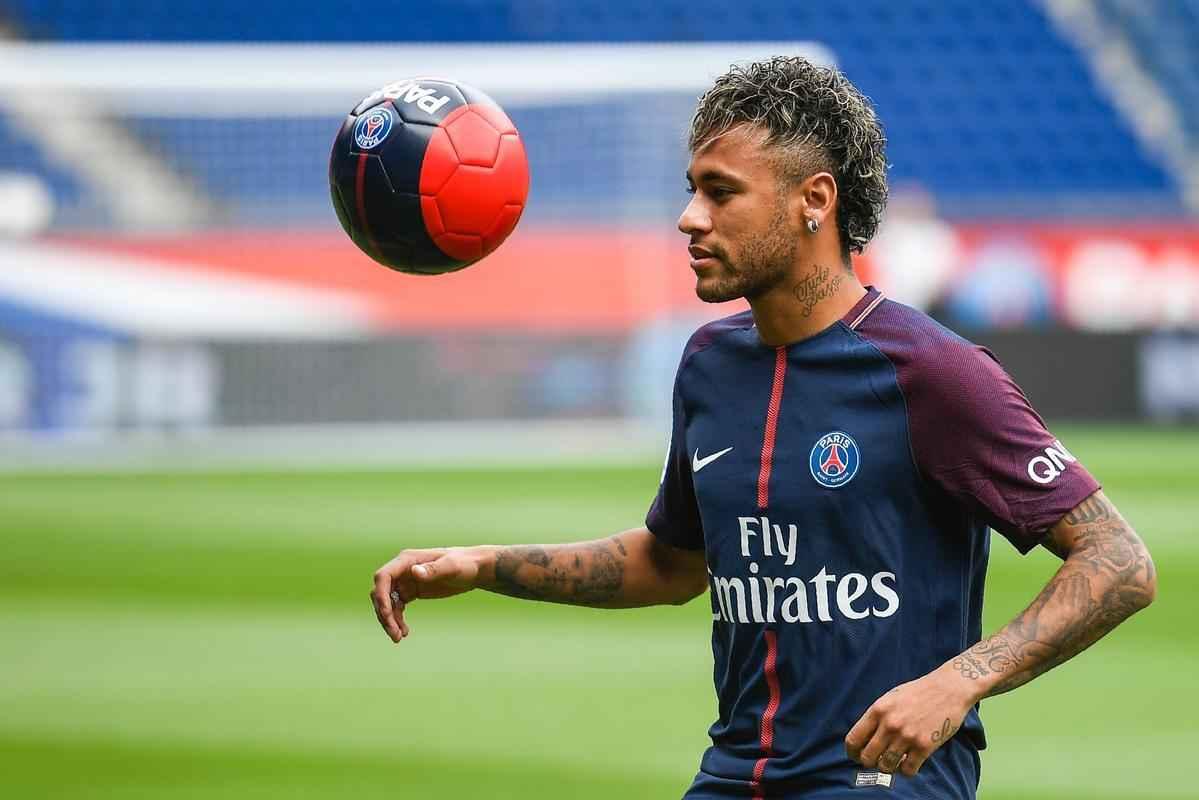 Imagens da apresentao de Neymar como grande reforo do Paris Saint-Germain