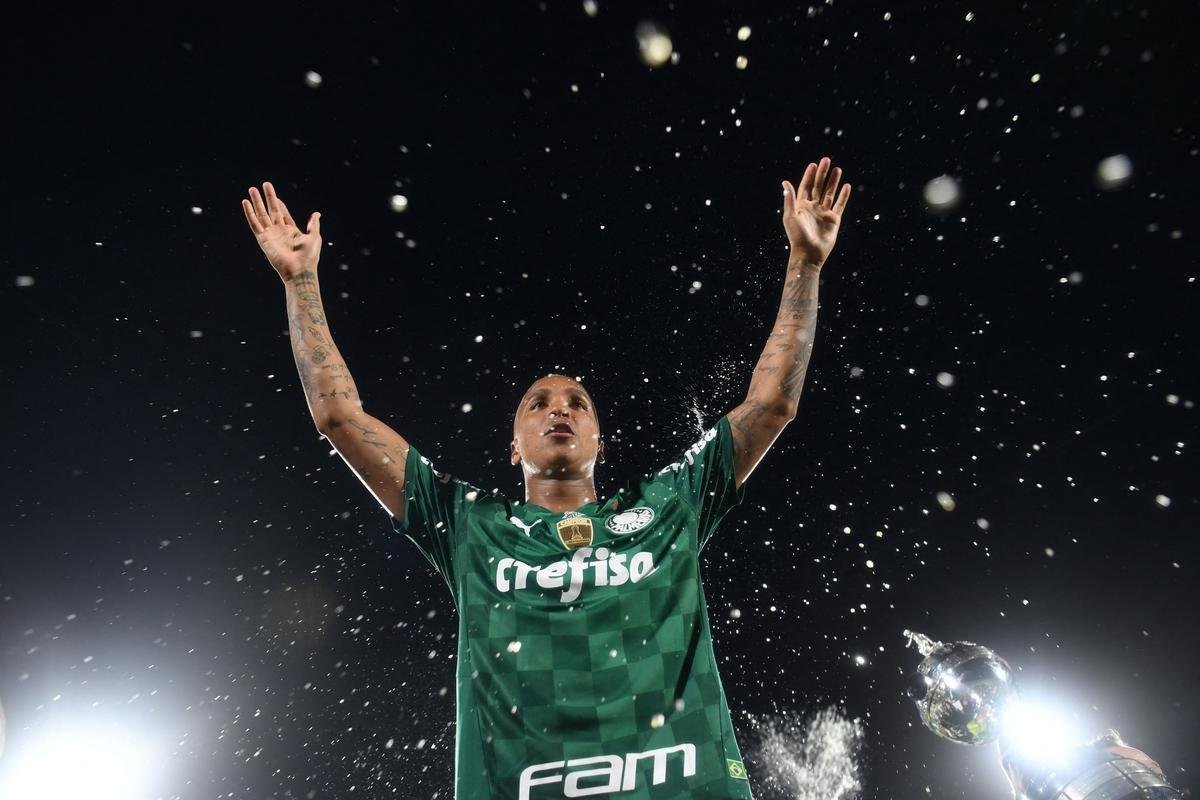 Fotos: festa dos jogadores do Palmeiras com a taa da Libertadores