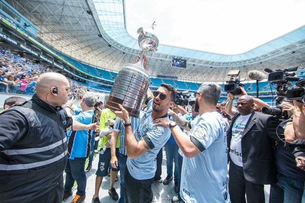 CRUZEIRO - Campeão da Copa do Brasil em 2018, o Cruzeiro busca a tão sonhada conquista da América. O elenco atual conta com dois atletas campeões da Libertadores: o lateral-direito Edilson (pelo Grêmio, em 2017 - foto) e o meio-campista Robinho (pelo Santos, em 2011).