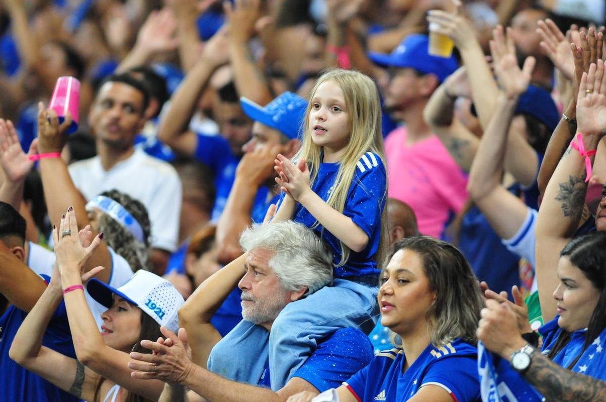 Alcia Reis, de 8 anos, em festa na torcida do Cruzeiro durante o empate por 1 a 1 com o Ituano, no Mineiro, pela Srie B de 2022