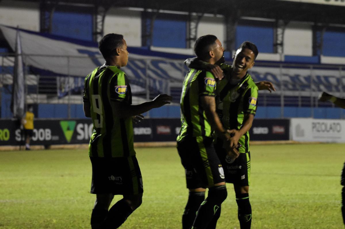 Com gols de Diego Ferreira, Rickson e Vito, Amrica venceu a URT por 3 a 0, nesta quarta-feira, em Patos de Minas, e terminou primeira fase do Mineiro em segundo lugar. Adversrio na semifinal ser o Atltico.