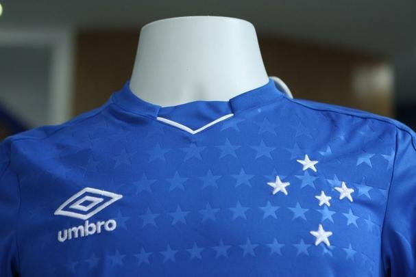 Imagens da camisa principal do Cruzeiro para a temporada de 2019