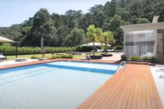 Imagens da manso em So Paulo que est  venda pelo atacante Luiz Adriano, do Internacional