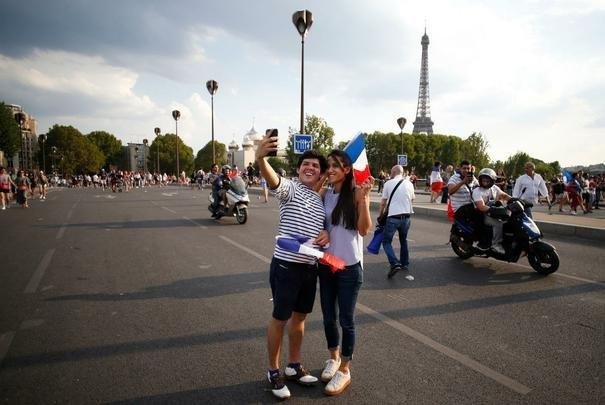 Torcedores franceses tomaram principais pontos turísticos e avenidas de Paris para celebrar o bi mundial