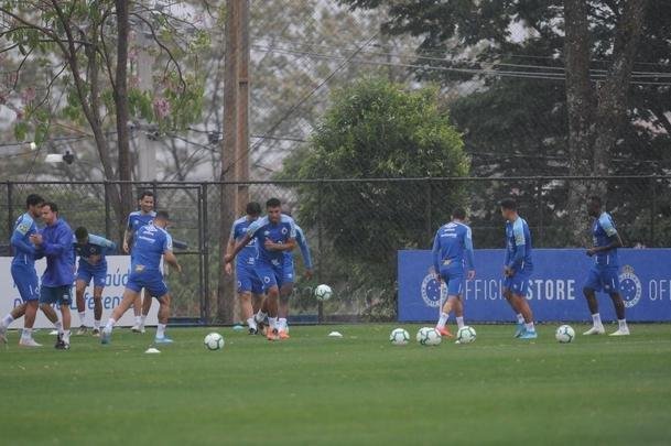 Sob forte chuva, Cruzeiro iniciou preparao para duelo com o Botafogo, marcado para as 21h30 desta quinta-feira