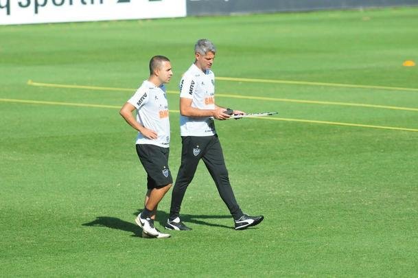 Tcnico Rodrigo Santana comandou treino nesta tera-feira  tarde, na Cidade do Galo, e definiu o time do Atltico para enfrentar o Coln, na Argentina, pela semifinal da Copa Sul-Amercana: Cleiton; Patric, Igor Rabello, Rver e Fbio Santos; Z Welison e Elias; Char, Vincius e Cazares; Franco Di Santo.