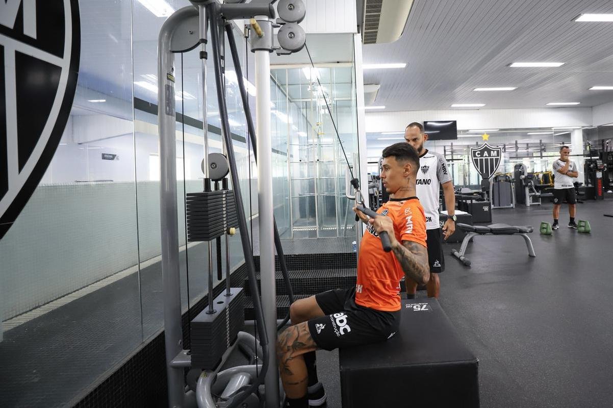 Nesta tera-feira (18), o Atltico realizou o segundo dia de trabalhos na pr-temporada 2022. Novamente com trabalhos fsicos, os atletas fizeram atividades na academia e tambm de corrida nos campos da Cidade do Galo, em Vespasiano. Ausncia, o atacante Jefferson Savarino busca solucionar burocracias para retornar da Venezuela e se juntar ao grupo alvinegro.