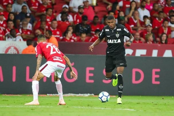 Galo derrotou Internacional no Beira-Rio com gols de Cazares e Terans; D'Alessandro descontou de pênalti