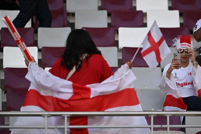 Os torcedores de Inglaterra e Irã no primeiro jogo do Grupo B na Copa do Mundo.